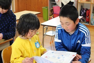 保育園へ机運び かがやく佐見の子